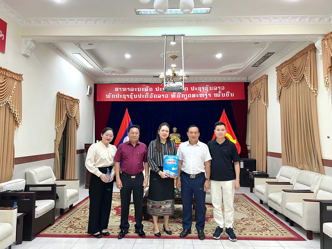 pict 4 lanh su quan Lao hcm Lon